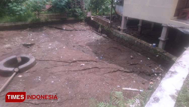 Bencana tanah retak di Ciamis (foto: Natasya Putri Suparman/TIMES Indonesia)