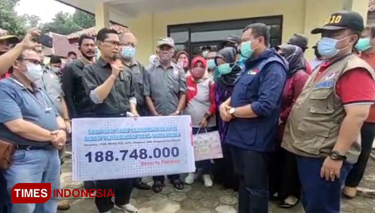 Bupati Sumedang Dony Ahmad Munir menerima langsung donasi dari Dinas Pendidikan yang akan disalurkan bagi korban bencana di Cimanggung. (FOTO: Alan Dahlan/TIMES Indonesia) 