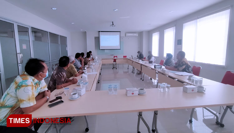 Komisi II Dewan Perwakilan Rakyat Daerah (DPRD) Kota Cirebon menyambangi Kantor Otoritas Jasa Keuangan (OJK) Cirebon. (Foto: Ayu Lestari/TIMES Indonesia)