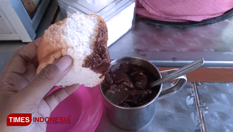 Kuliner legendaris Es Coklat Tambah Umur. (Foto: Khusnul Hasana/TIMES Indonesia)