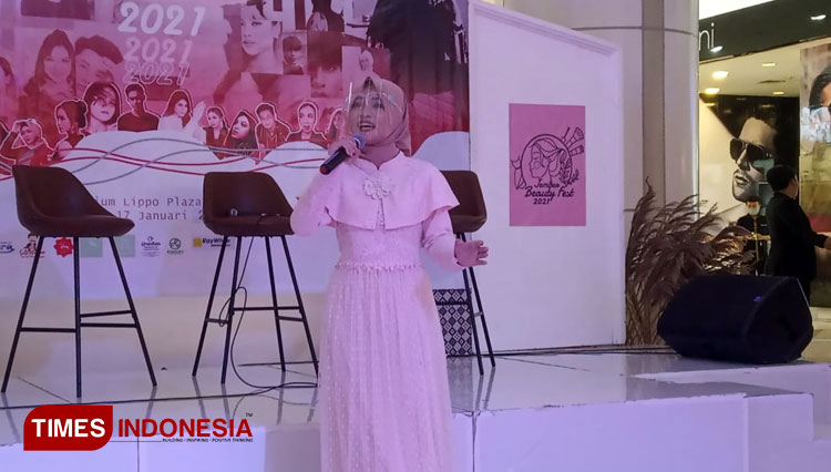 Intan Nur Annisa saat tampil menyanyikan lagu secara seriosa di acara Jember Beauty Fest 2021 yang digelar di Lippo Plaza Jember hingga Minggu (17/01/2021) besok. (Foto: Muhammad Faizin/TIMES Indonesia) 