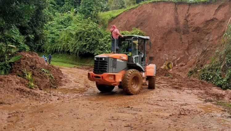 Jalur darat Majene - Mamuju yang sempat terputus akibat gempa Sulbar. (Foto: BNBP)