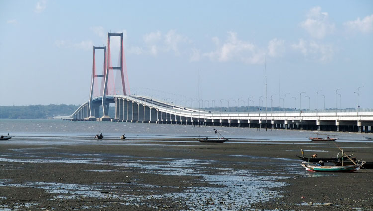 Ilustrasi - jembatan Suramadu. (Foto: wikipedia)