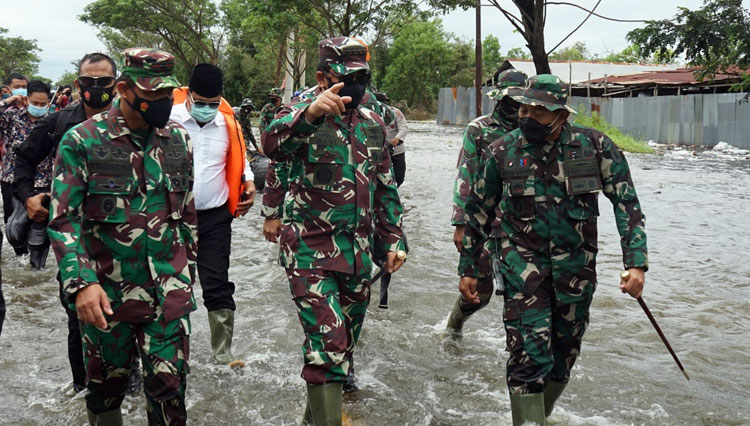 Panglima TNI Marsekal Hadi Tjahjanto meninjau lokasi banjir di Kalsel, Sabtu (16/1/2021). (Foto: Puspen TNI)