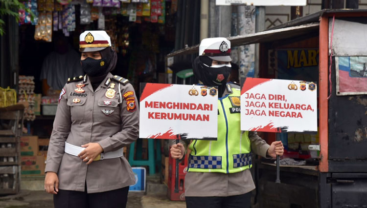 Polwan Polresta Cirebon sosialisasikan PPKM kepada pengguna jalan (Foto: Dokumentasi Humas Polresta Cirebon)