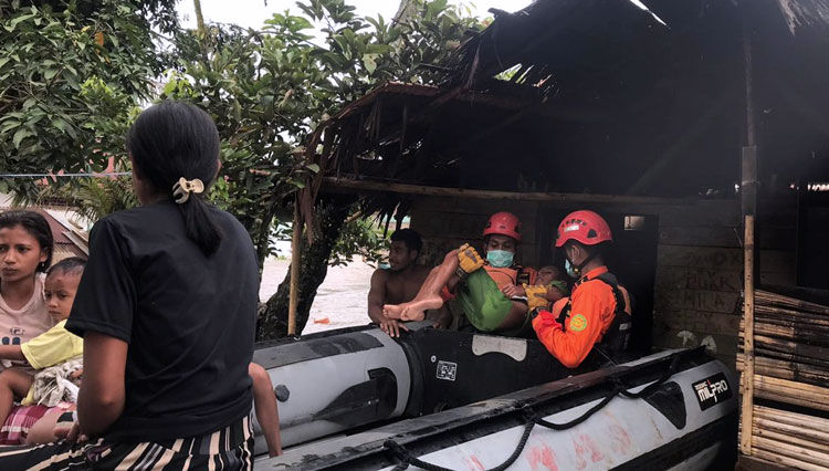 Proses evakuasi warga korban banjir di Halmahera Utara. (Foto: Dok Basarnas Ternate)
