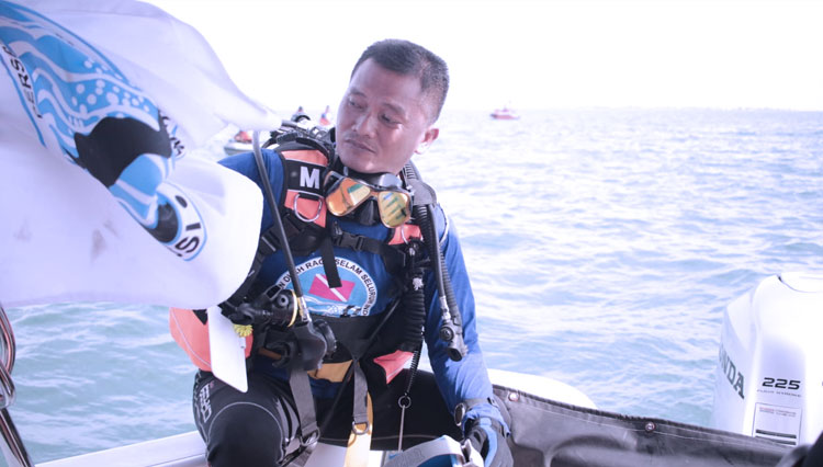 Agus Sulaiman (45), saat akan melakukan evakuasi Serpihan dari pesawat Sriwijaya Air di wilayah Kepulauan Seribu, Jakarta. (FOTO: Munir Otokowok/TIMES Indonesia)