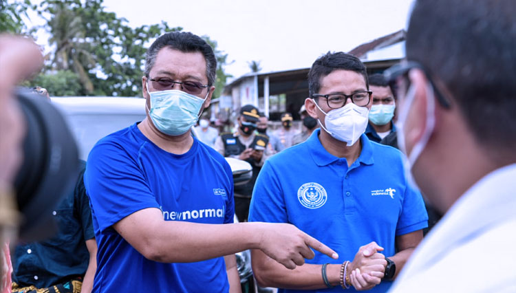 Menteri Pariwisata dan Ekonomi Kreatif Republik Indonesia (Menparekraf RI) Sandiaga Salahuddin Uno saat berkunjung ke Desa Gerupuk, Lombok Tengah. (FOTO: Biro Adpim NTB)