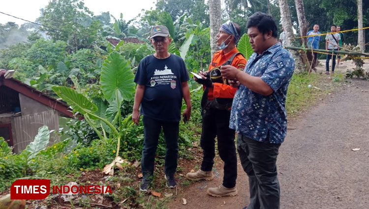 Tim PVMBG memantau pergerakan tanah di Kecamatan Kawali dan Kecamatan Panawangan (foto: Natasya/TIMES Indonesia)