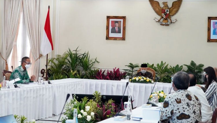 Wakil Presiden K.H. Ma'ruf Amin saat memimpin Rapat Percepatan Perkembangan Industri Wisata, Ekonomi Kreatif, dan Sentra-Sentra UMK di Istana Wakil Presiden, Jakarta, Jumat (15/01) kemarin. (Foto: Wapresri.go.id) 