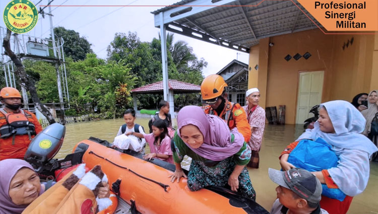 Evakuasi korban banjir di Kalimantan Selatan. (Foto: Twitter Basarnas)