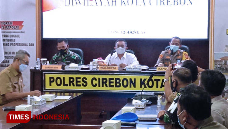 Wali kota Cirebon Nashrudin Azis mempimpin rapat koordinasi (Foto: Ayu Lestari/TIMES Indonesia)
