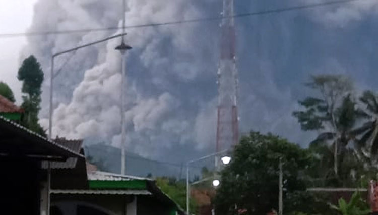 Kembali Erupsi, Gunung Semeru Masih Waspada Level II - TIMES Indonesia