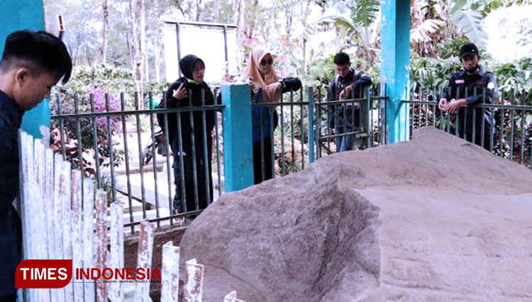 Anggota Komunitas Kopi Merah Sabe Kota Pagaralam mengenalkan beragam jenis tinggalan megalit di Pagaralam kepada para pelajar di giat Student Goes To Meghalit. (FOTO: Asnadi/TIMES Indonesia)