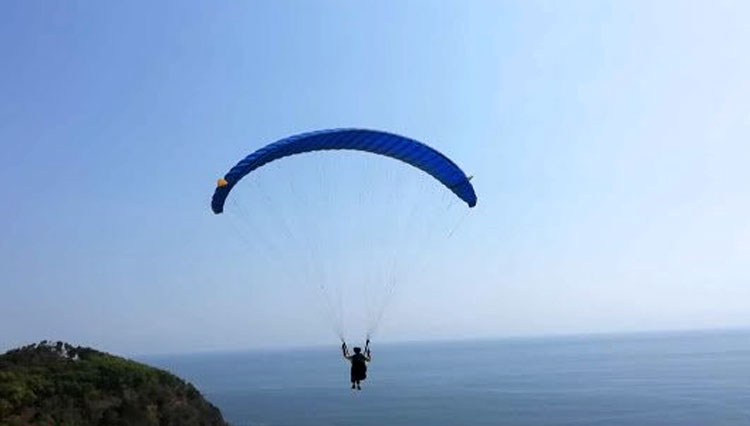 The paragliders test the wind at Modangan Beach. (Photo: Doc. TIMES Indonesia)