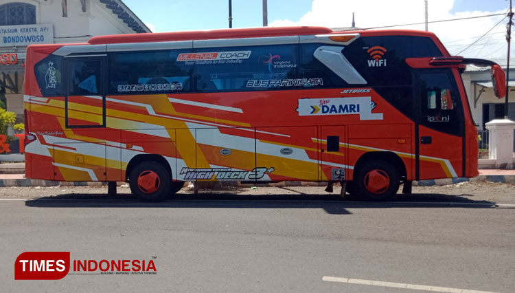 Armada bus milik Perum DAMRI parkir di depan Museum KA Bondowoso. Tahun ini wisata ke Ijen berbayar Rp 30 ribu untuk semua rute. (FOTO: Moh Bahri/TIMES Indonesia)