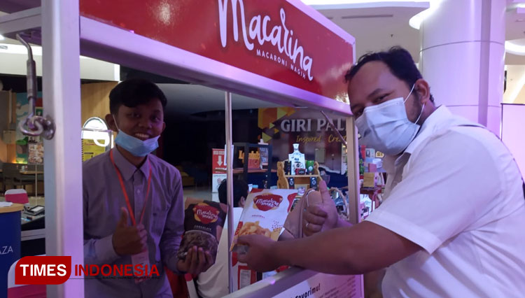 Jurnalis TIMES Indonesia saat mencoba Macarina di sela-sela acara Jember Beauty Fest 2021. (Foto: Muhammad Faizin/TIMES Indonesia) 