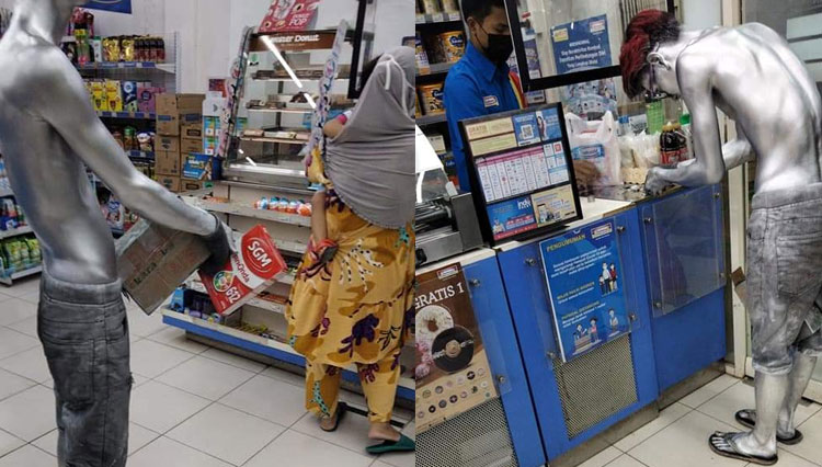 Manusia Silver yang ramai jadi perbincangan oleh netizen karena membelikan susu untuk anaknya, memakai uang receh dari hasil ngamen. (FOTO: Facebook Mirna Bridhef)