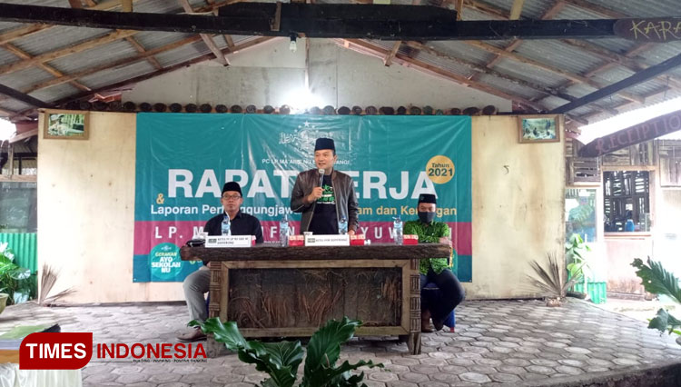 KH Ali Makki Zaini, saat memberikan sambutan dalam acara rapat kerja dan laporan pertanggung jawaban keuangan LP Ma'arif NU Banyuwangi. (Foto: Riswan Efendi/TIMES Indonesia).