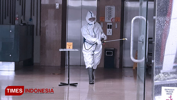 Petugas PMI Cilacap melakukan penyemprotan cairan disinfektan di lobby hotel tempat isolasi terpadu terkendali. (FOTO: Humas PMI for TIMES Indonesia)