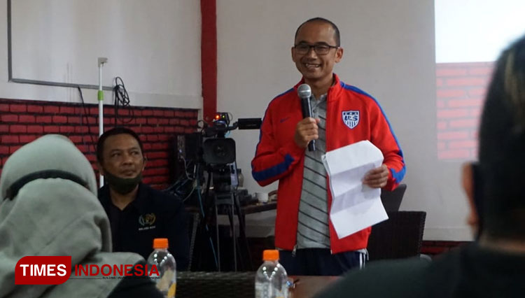 Ketua DPD Apersi Jatim Machrus Sholeh saat bertemu dengan pengurus PWI Malang Raya. (Foto: PWI Malang Raya for TIMES Indonesia)