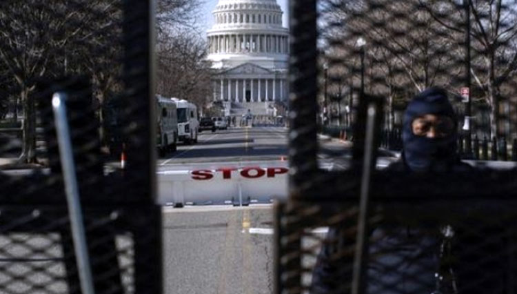Penjagaan super ketat kali ini dilakukan aparat keamanan Amerika Serikat. Barikade dipasang disekitar gedung Capitol dan beberapa jalan di Washington diblokir. (FOTO: Screenshot Reuters)