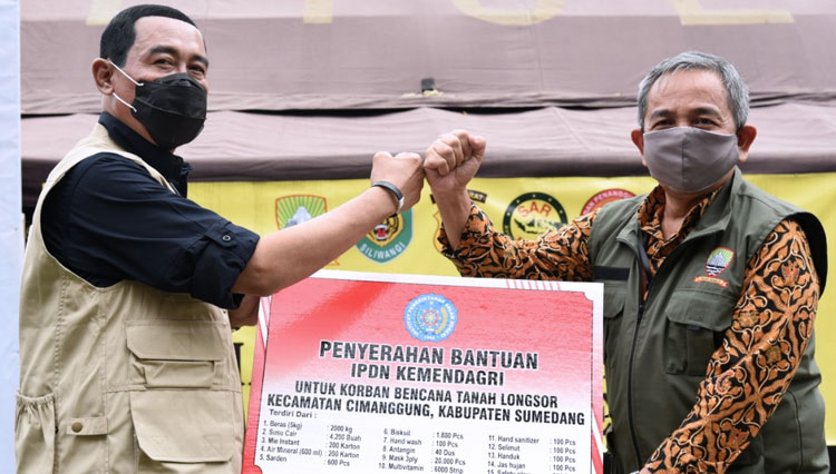 Rektor IPDN Hadi Prabowo didampingi jajaran pimpinan lainnya terjun langsung ke lokasi bencana longsor di Desa Cihanjuang, Kec Cimanggung Kab Sumedang.(Foto: IPDN for TIMES Indonesia)