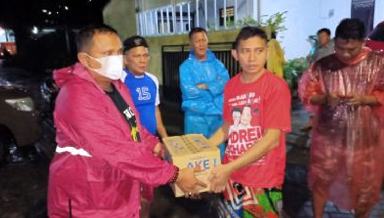 Satpol PP Pemprov Sulut membantu warga yang terdampak banjir, dengan membagikan 500 nasi bungkus. (Foto: Pemprov Sulut for TIMES Indonesia).