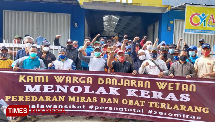 Warga Desa Banjaran Wetan Kec Banjaran Kab Bandung menolak peredaran miras dan narkoba di lingkungannya, Minggu ( 17/1/2021). (Foto: Iwa/TIMES Indonesia)