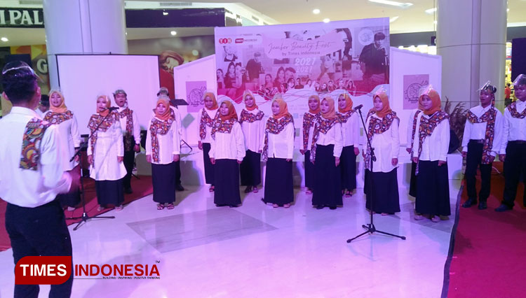 Bahana Nada Nusantara IAIN Jember saat tampil di Jember Beauty Fest 2021. (Foto: Erisha Najwa Himaya/TIMES Indonesia)