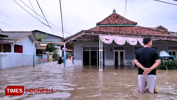 Banjir Capai 1 Meter, Warga Di Cirebon Mengungsi - TIMES Indonesia