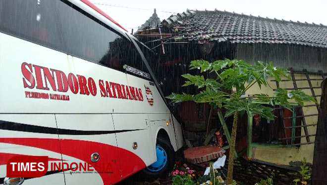 Bus PO Sindoro Satriamas saat menabrak rumah warga di Desa Kentangan, Kecamatan Sukomoro, Kabupaten Magetan, Senin (18/1/2021). (Foto: M Kilat/TIMES Indonesia)