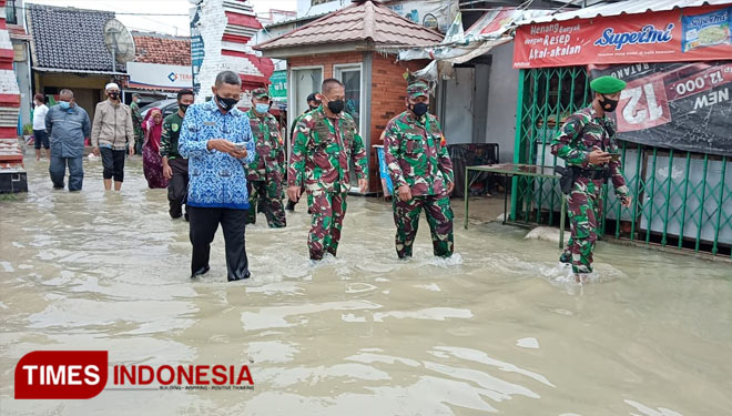 Danrem 063/SGJ tinjau warga yang terkena dampak banjir (Foto: Dokumentasi for Times Indonesia)