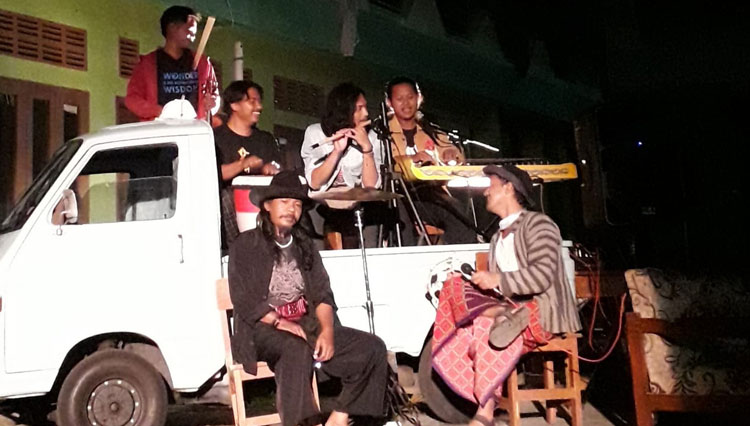 Diskusi yang dikemas dalam Ngobrol di Dokar (Ngodok) yang mengangkat topik Bongkar Pasang Jangjawokan. (FOTO: Komunitas Cermin Tasikmalaya)