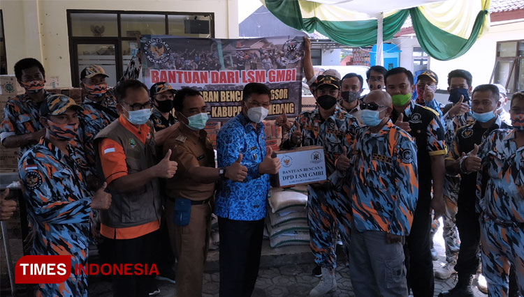 Wakil Bupati Sumedang Erwan Setiawan secara simbolis terima langsung bantuan logistik dari LSM GMBI untuk disalurkan bagi korban terdampak bencana longsor di Cimanggung (FOTO: Alan Dahlan/TIMES Indonesia)