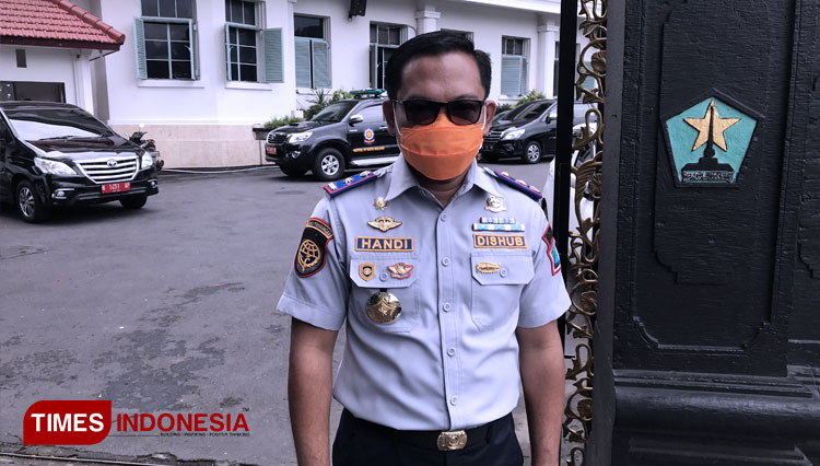 Kepala Dinas Perhubungan, Handi Priyanto saat ditemui usai menghadiri peresmian CSR di halaman Balai Kota Malang, Senin (18/01/2021). (FOTO: Rizky Kurniawan Pratama/TIMES Indonesia)