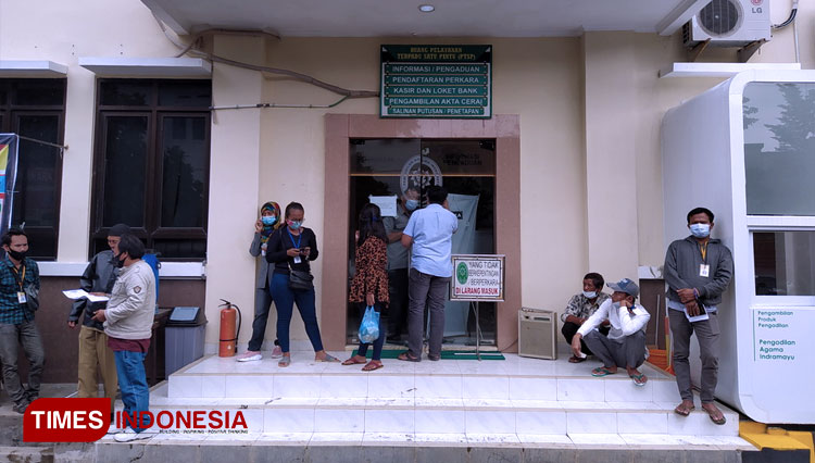 Para pemohon saat mengantre sidang di Pengadilan Agama Kabupaten Indramayu. (FOTO: Muhamad Jupri/TIMES Indonesia)