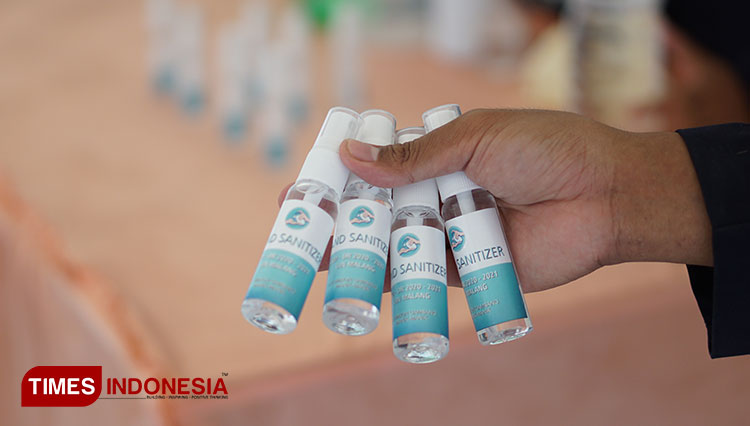 Pembuatan hand sanitizer KKM UIN Malang 4