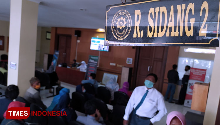 Para pemohon saat menunggu sidang perceraian di Pengadilan Agama Kabupaten Indramayu.(Foto: Muhamad Jupri/TIMES Indonesia)