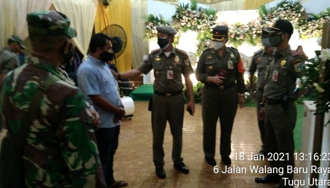 Petugas Satpol PP Jakarta Utara bersama Pemkot Jakarta Utara, TNI dan Polri membubarkan resepsi pernikahan pada Senin (18/01). (Foto: Kominfotik Jakarta Utara) 