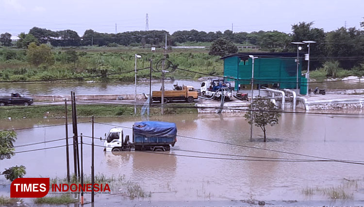 Sebuah-truk-yang-nekat-menerobos-banjir-2.jpg
