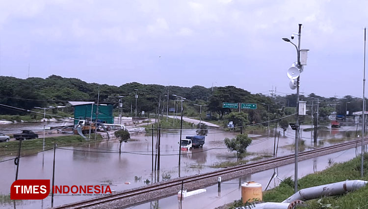 Sebuah-truk-yang-nekat-menerobos-banjir-3.jpg