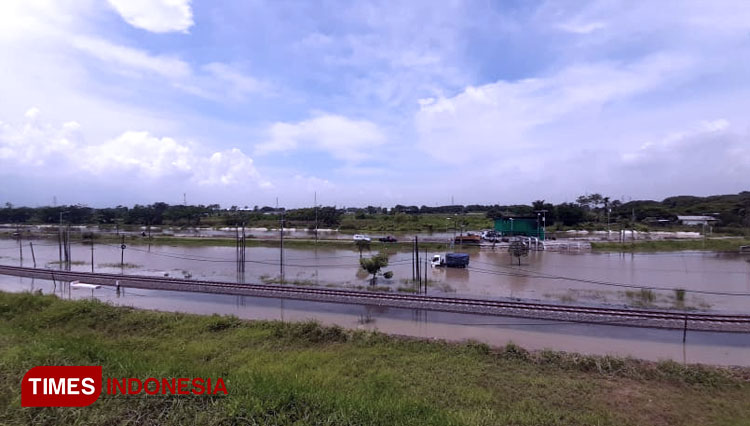 Sebuah truk yang nekat menerobos banjir dan akhirnya terjebak banjir, Senin (18/1/2020). (FOTO: Rudy Mulya/TIMES Indonesia)