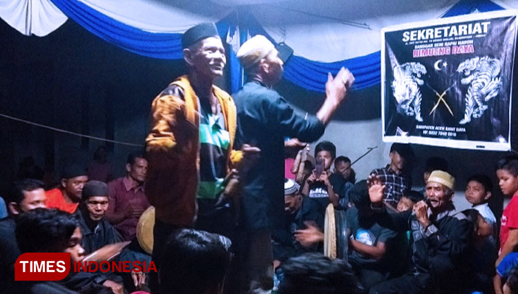 Para pemain debus Sanggar Rimueng Daya Abdya saat melakukan atraksi debus di Desa Geulanggan Gajah, Kuala Batee, Abdya, Aceh, Minggu (17/1/2021). (FOTO: T. Khairul Rahmat Hidayat/TIMES Indonesia)