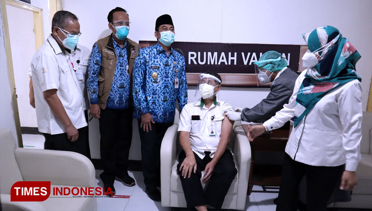 Salah satu tenaga medis saat divaksin sinovac (FOTO: Akmal/TIMES Indonesia).