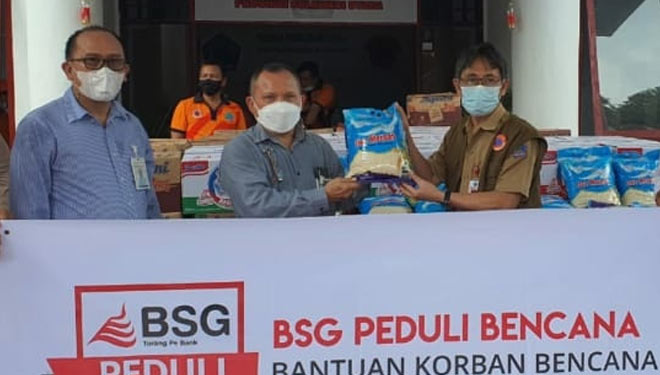 Pemimpin Divisi Umum BSG Joubert Dondokambey menyerahkan bantuan bencana alam di Sulawesi Barat melalui BPBD Provinsi Sulut Joy Oroh. (Foto: BANK SULUTGO for TIMES Indonesia).