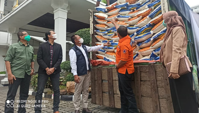 Sekdaprov Jatim Heru Tjahjono menerima bantuan 20 ton beras dari PT Kirana Jaya Sakti di Halaman Kantor Gubernur Jawa Timur, Jalan Pahlawan, Surabaya, Selasa (19/1/2021). (Foto: Lely Yuana/TIMES Indonesia) 