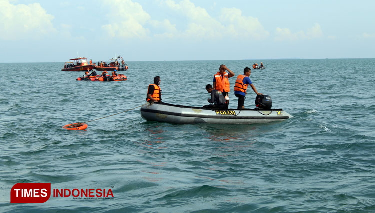 Basarnas saat melakukan evakusasi Sriwijaya Air SJ182, di perairan Pulau Seribu. Untuk saat ini tim SAR gabungan belum bisa menyelam karena tingginya gelombang. (FOTO: Munir Otokowok/ TIMES Indonesia)