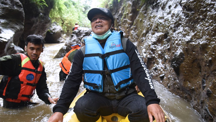  Bupati Bandung saat peresmian destinasi wisata edukasi Sungai Cigeureuh Desa Margahurip Kecamatan Banjaran, Selasa (19/1/2021). (Foto: Humas Pemkab for TIMES Indonesia)
