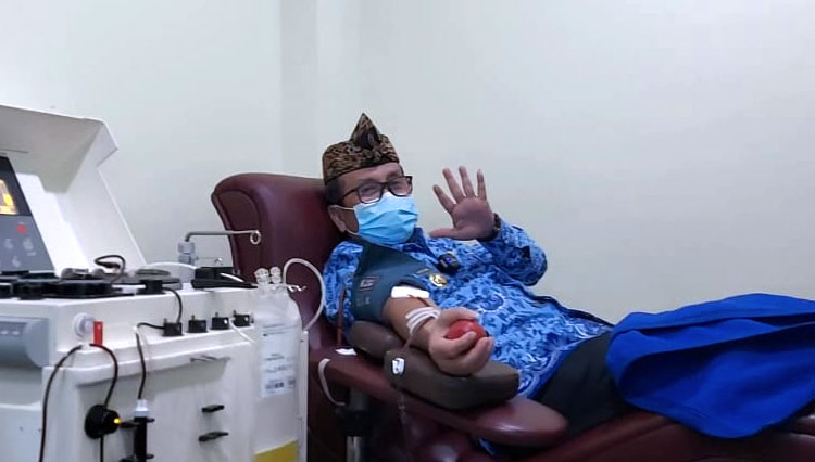 Bupati donor plasma darah untuk bantu pengobatan Covid-19 (Foto: Dokumentasi Humas Pemkab Cirebon)